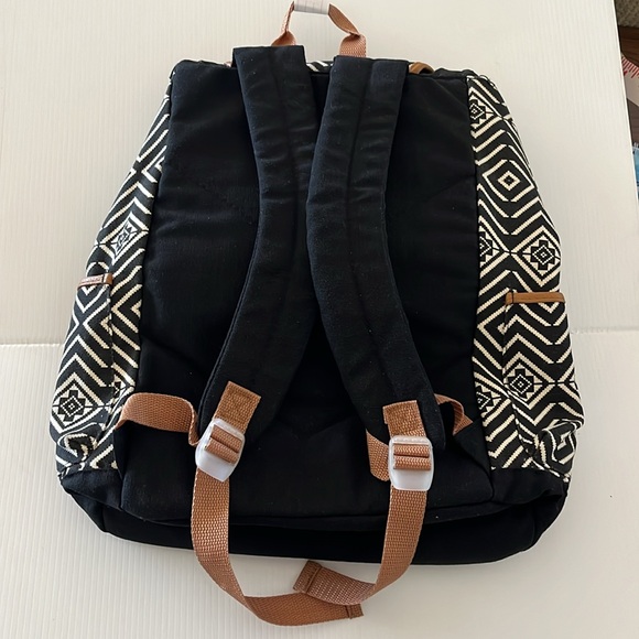 NWOT Emma & Chloe Black White Aztec Cotton Print Cinch & Magnetic Clasp Backpack - Picture 2 of 16